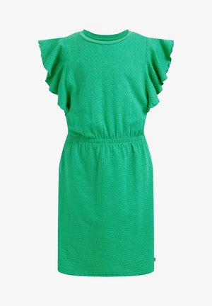Grøn ærmeløs kjole med flæsedetaljer på skuldrene, elastisk talje og subtilt tekstureret prikmønster på stoffet.