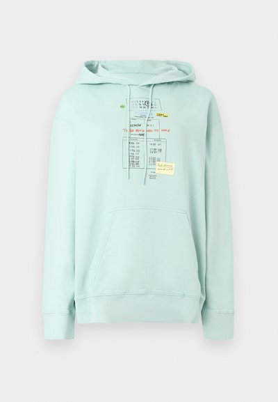 Ανοιχτό μπλε φούτερ με κουκούλα, μπροστινή τσέπη και γραφικό σχέδιο καρτέλας επιστροφής βιβλίου βιβλιοθήκης και χειρόγραφων σημειώσεων στο στήθος.