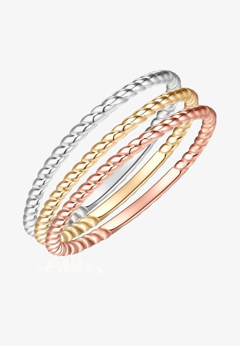 Trīs sakrautas gredzeni: savītu sudraba joslu, savītu zelta joslu un gludu rozā zelta joslu ar pulētām virsmām.