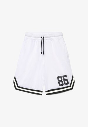 Białe siatkowe spodenki do koszykówki z czarnym sznurkiem, czarno-białą lampasą i czarnym numerem 86 na lewej nodze.