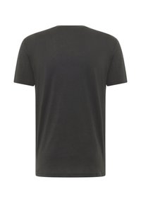 Camiseta de color gris oscuro de manga corta con cuello redondo. Fabricada en algodón suave, presenta una textura simple y lisa, sin patrones ni adornos visibles.