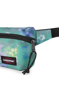 Marsupio Eastpak con tessuto turchese a motivo floreale, cerniera nera e tracolla, dotato di un'etichetta con logo e cordino decorativo.