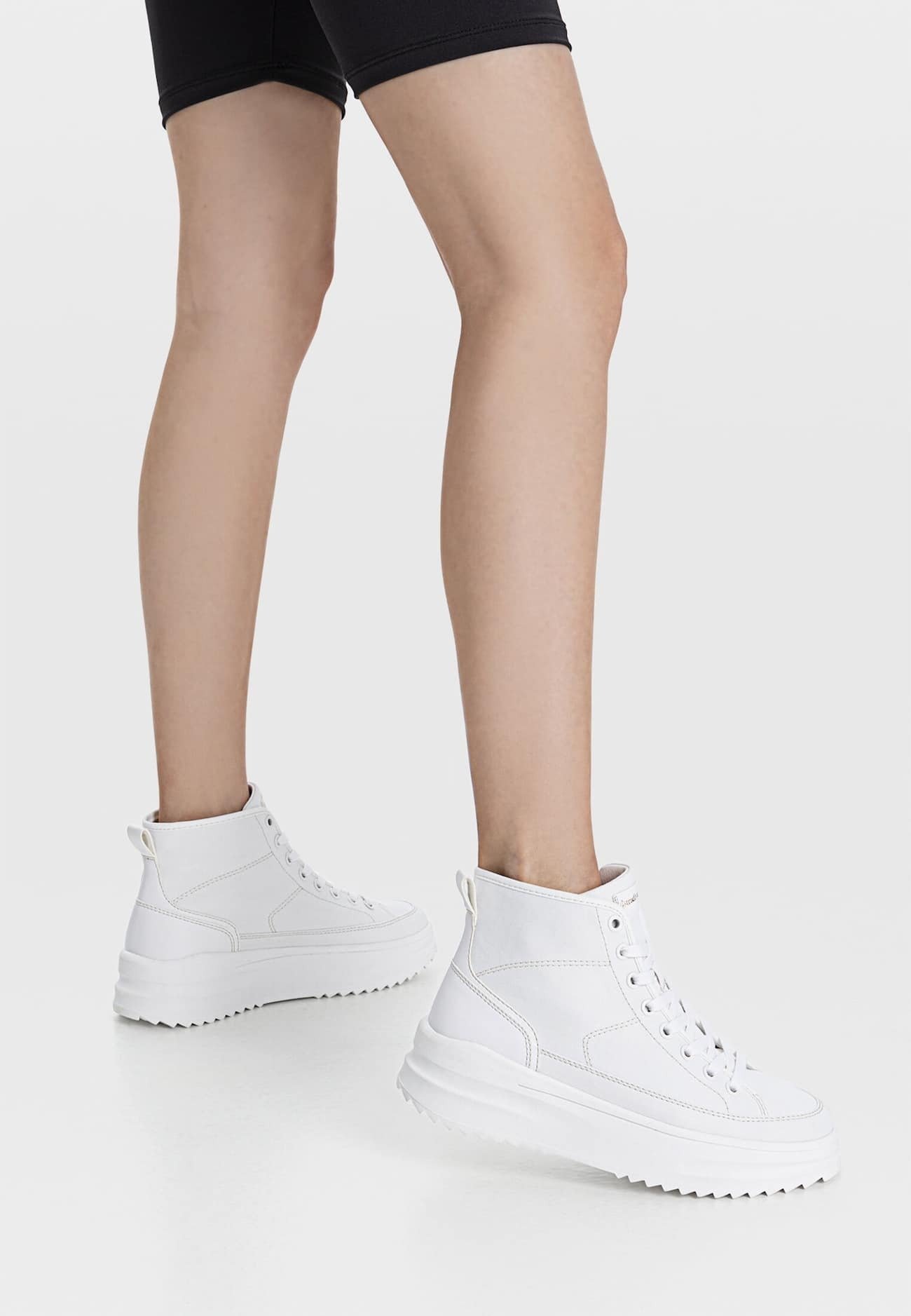 stradivarius basket blanche