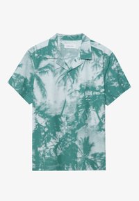 Camisa de manga corta fabricada en un material ligero, con un patrón de hojas de palma en verde y blanco, con un cuello tipo camp y cierre de botones.
