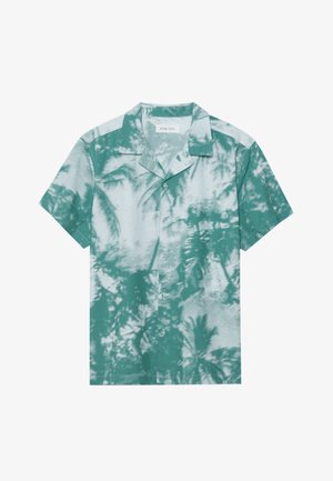 Košulja kratkih rukava od laganog materijala, s uzorkom zelenih i bijelih palminih listova, s kragnom u kamp stilu i kopčanjem na dugmad.