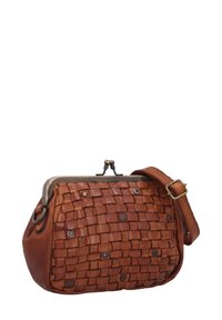 Tkana smeđa kožna torba s metalnom kopčom, okruglastog oblika, podesivim remenom i dekorativnim dugmadi na tkanjoj površini.