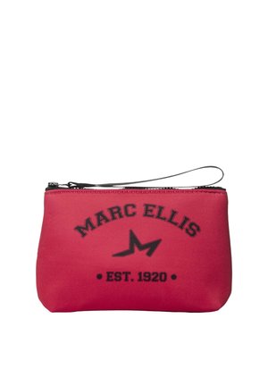Petite pochette rouge à fermeture éclair avec texte noir "MARC ELLIS" et "EST. 1920" et un logo étoile noir au centre, bracelet fixé.