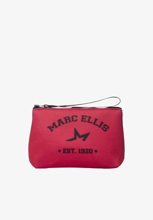 Piccola pochette rossa con cerniera con testo nero "MARC ELLIS" e "EST. 1920" e logo a stella nera al centro, cinturino per polso allegato.