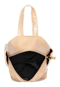 Borsa a tracolla in finta pelle beige con forma arrotondata, due manici lucidi, hardware dorato e un interno in tessuto nero con un compartimento con zip.