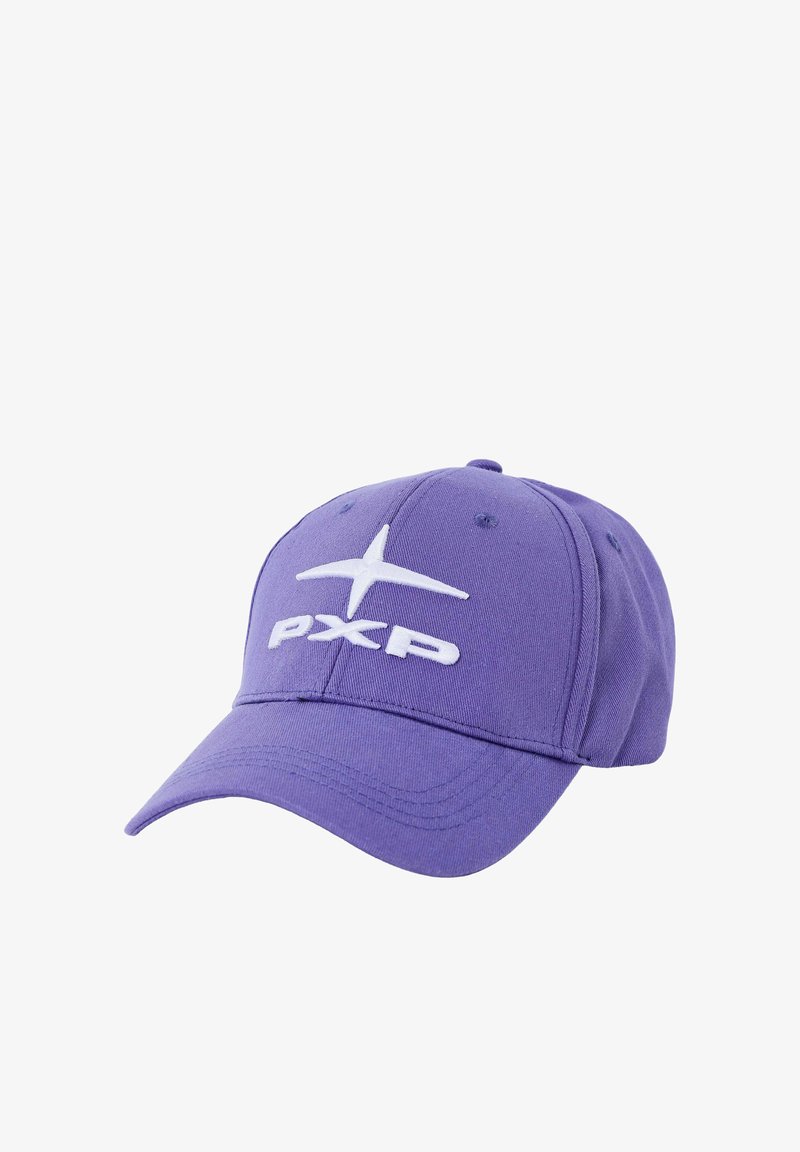 Casquette de baseball violette avec une visière courbée et un logo blanc "PXP" ainsi qu'un motif étoile brodés sur le panneau avant.