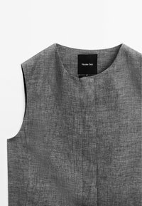 Robe grise sans manches texturée avec encolure ronde et étiquette Massimo Dutti à l'intérieur du col, présentée sur fond blanc.