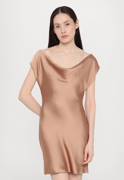 Satin kjole med draperet hals i en varm beige tone. Har korte ærmer, en strømlinet silhuet og en glat tekstur.