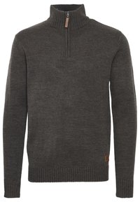 Ciemnoszary sweter dzianinowy z wysokim kołnierzem, pół zamkiem błyskawicznym i teksturowanym materiałem. Żebrowane mankiety i dół z małą skórzaną metką z boku.
