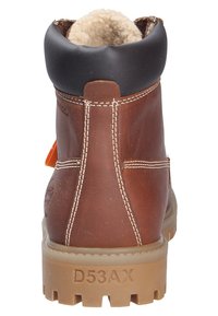 Botte en cuir marron avec un col rembourré noir, doublure crème et semelle en caoutchouc présentant un motif de crampons robuste. Accent orange sur le côté.