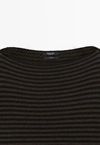 Ciemnobrązowy sweter wełniany w czarne paski, okrągły dekolt i widoczna metka z napisem "Massimo Dutti 100% wełna."