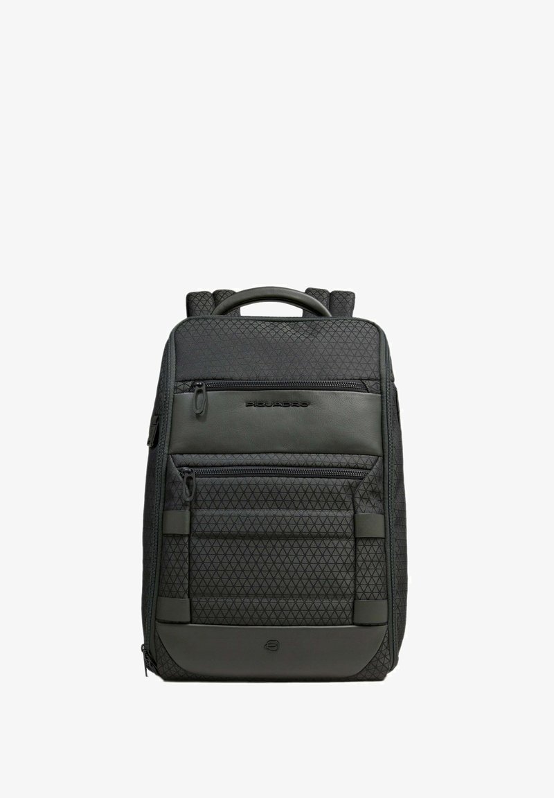 Schwarzer, strukturierter Rucksack mit zwei vorderen Reißverschlusstaschen, gepolstertem Tragegriff oben und verstellbaren Schultergurten.