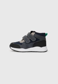 Baskets montantes pour enfant en marine, gris et noir avec une semelle blanche, deux bandes velcro et une languette verte au talon.