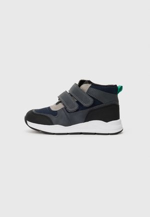 Baskets montantes pour enfant en marine, gris et noir avec une semelle blanche, deux bandes velcro et une languette verte au talon.