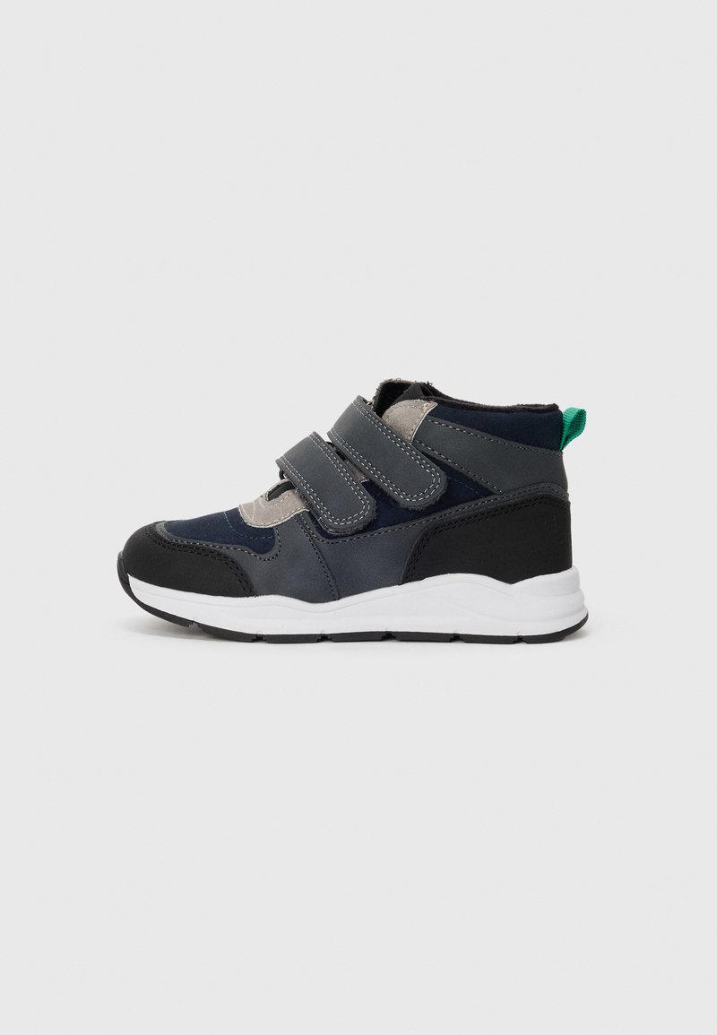 Baskets montantes pour enfant en marine, gris et noir avec une semelle blanche, deux bandes velcro et une languette verte au talon.