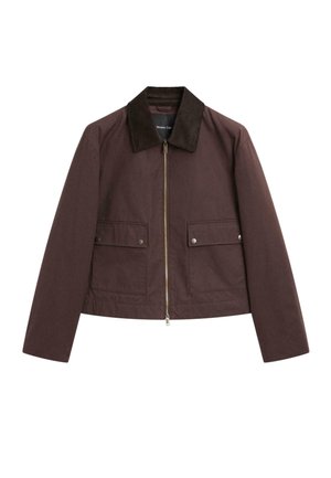 Veste brune courte avec un col en velours côtelé, une fermeture éclair dorée et deux poches avant avec des fermetures à pression. Tissu lisse et forme structurée.