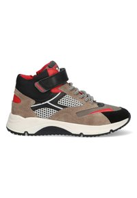 Hoge sneaker in bruin suede, zwart gaas en rode accenten. Voorzien van een klittenbandsluiting, textuurzool en contrasterende materialen.