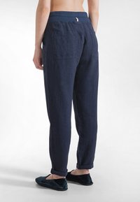 Morskie niebieskie lniane spodnie z podwiniętym dołem, elastyczną talią i dwoma tylnymi kieszeniami. Miękka faktura i luźny krój.