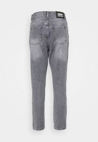 Grå denimjeans med rak passform, synlig sömnad och två bakfickor. Har en svart varumärkesetikett på midjebandet.