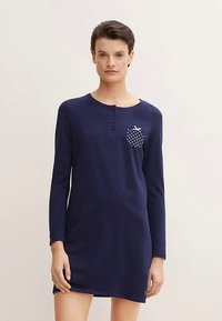 Nachthemd in Marineblau mit langen Ärmeln, rundem Ausschnitt, einer Vier-Knopf-Leiste und einer gepunkteten Tasche mit Schleifendetail auf der linken Brust.