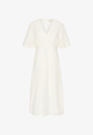 Rochie albă din bumbac cu decolteu în V, mâneci scurte fluturate și broderie din ochiuri. Lungime până la genunchi, cu un croi lejer și detalii la talie cu pliuri.