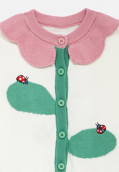 Gyermek kardigán rózsaszín hullámos gallérral, zöld gombolósorral, valamint hímzett zöld levelekkel, piros és fekete katicákkal.