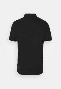 Polo noir à manches courtes vu de dos, doté d'un col classique et d'un ourlet droit sur un fond uni.