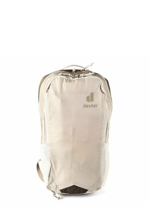 Sac à dos Deuter beige avec poche zippée à l'avant, poches latérales en mesh et poignée de transport supérieure, présenté sur fond blanc.