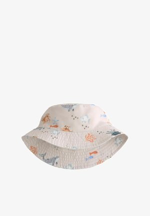 Cremefarbener Bucket Hat mit gewelltem Schirm. Besitzt ein Muster aus Fischen, Krabben und Korallen in Blau-, Orange- und Hellgrautönen. Hergestellt aus leichtem Stoff.