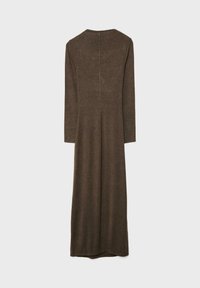 Dolga rjava obleka iz teksturirane tkanine, ki ima dolge rokave, okroglo izrez in podrobnost zadrge na hrbtni strani.