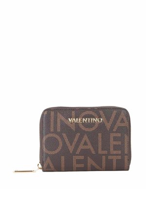 Portefeuille compact marron avec logo Valentino doré, motif texte intégral et tirette de fermeture éclair dorée sur le côté gauche.