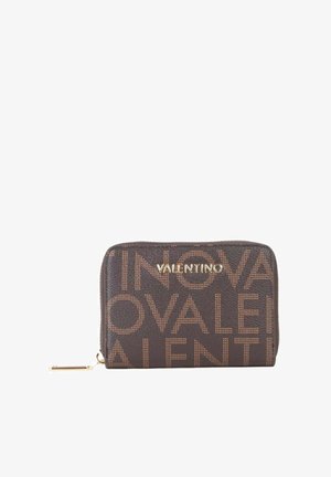 Cartera compacta marrón con logo dorado de Valentino, patrón de texto en todo el exterior y tirador de cremallera dorado en el lado izquierdo.