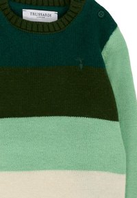 Pull en maille dans des nuances de vert avec des rayures horizontales et un col côtelé. Présente un petit logo sur la poitrine et deux boutons à l'épaule.