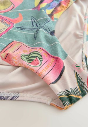 Spalvota maudymosi kostiumo medžiaga turi ryškų tropinį raštą, įskaitant žuvų, jūros žvaigždžių ir arbūzų motyvus, su lygiu paviršiumi.