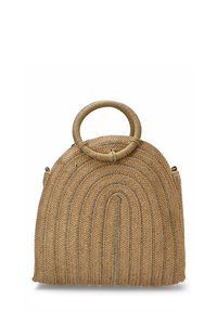 Bolso de paja tejido en color marrón claro con una parte superior redondeada y un asa circular. Presenta un patrón texturizado con líneas de acento verticales.