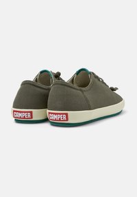 Sneakers verdi in tela con superficie texturizzata, suola in gomma crema e logo CAMPER rosso sul tallone. Include dettagli coordinati in teal.