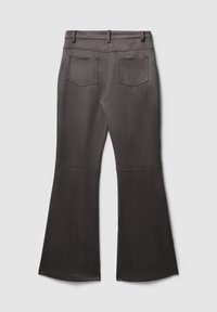 Dunkelgraue ausgestellte Hose mit glatter Textur, ausgestattet mit zwei Gesäßtaschen und einem sauberen Bunddesign. Die Hosenbeine werden unten weiter.