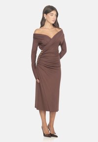 Abito marrone off-the-shoulder con maniche lunghe, dettaglio arricciato e bottoni decorativi dorati lungo il lato. Tessuto liscio e texture, lunghezza al ginocchio.