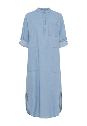 Lyseblå denimkjole med krave, korte opsmøgede ærmer, to forlommer og sidespalter for nem bevægelse.