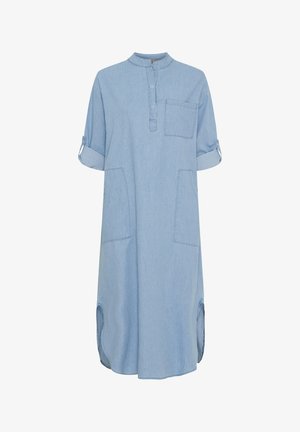 Lyseblå denimkjole med krave, korte opsmøgede ærmer, to forlommer og sidespalter for nem bevægelse.