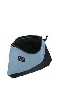 Reißverschlusstasche aus blauem und schwarzem Stoff mit matter Textur. Verfügt über ein Logotag, ein schräges Design und ein schwarzes Innenfutter.