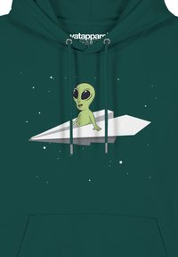 Donkergroen hoodie met een cartoonalien met grote zwarte ogen die in een zilveren papieren vliegtuigje zit, omringd door kleine witte sterren.