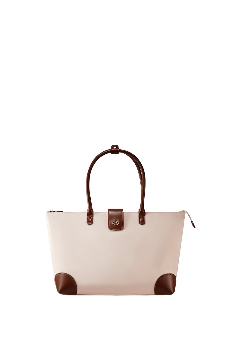 Rosa tote-taske med brune læderhåndtag og detaljer, der har afrundede hjørner og lynlåslukning. Glat tekstur og minimalistisk design.