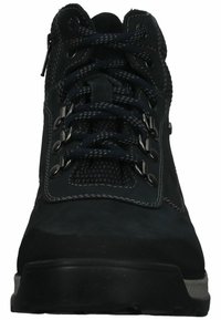 Bota de senderismo de cuero negro con secciones de tela texturizada, ojales reforzados y costuras rojas contrastantes. Suela de goma duradera y cuello acolchado.