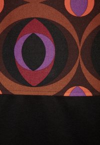 Tkanina z geometrycznym wzorem w brązowe, fioletowe i pomarańczowe kształty. Wzór zawiera motywy owalne i okrągłe na ciemnym tle.