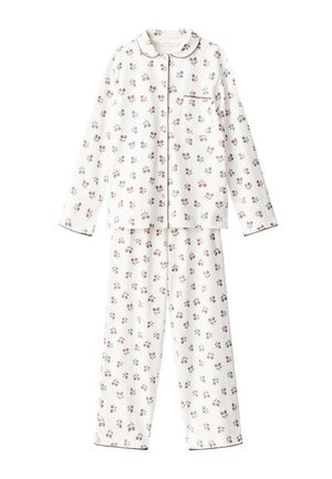 Ensemble de pyjama blanc avec manches longues et pantalon, comportant un motif floral rouge et vert. Comprend un col et un détail de poche poitrine.